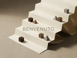 Composizione astratta di gradini in carta e piccoli elementi geometrici su piano neutro